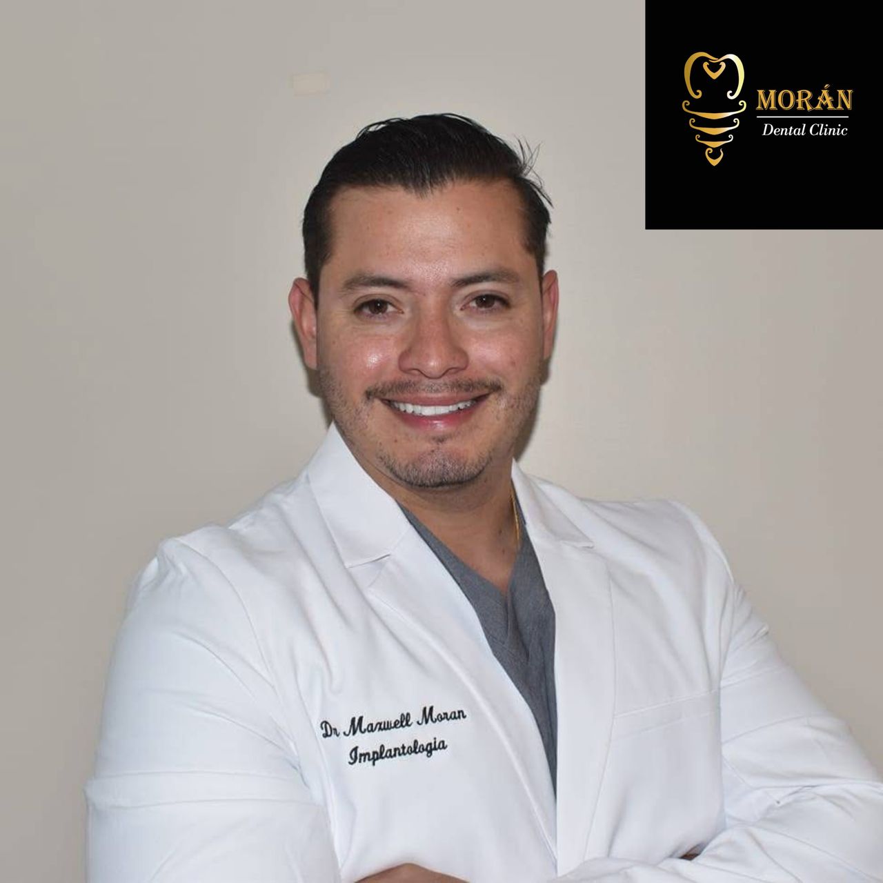 Doctor de Dental Innova realizando un tratamiento dental profesional